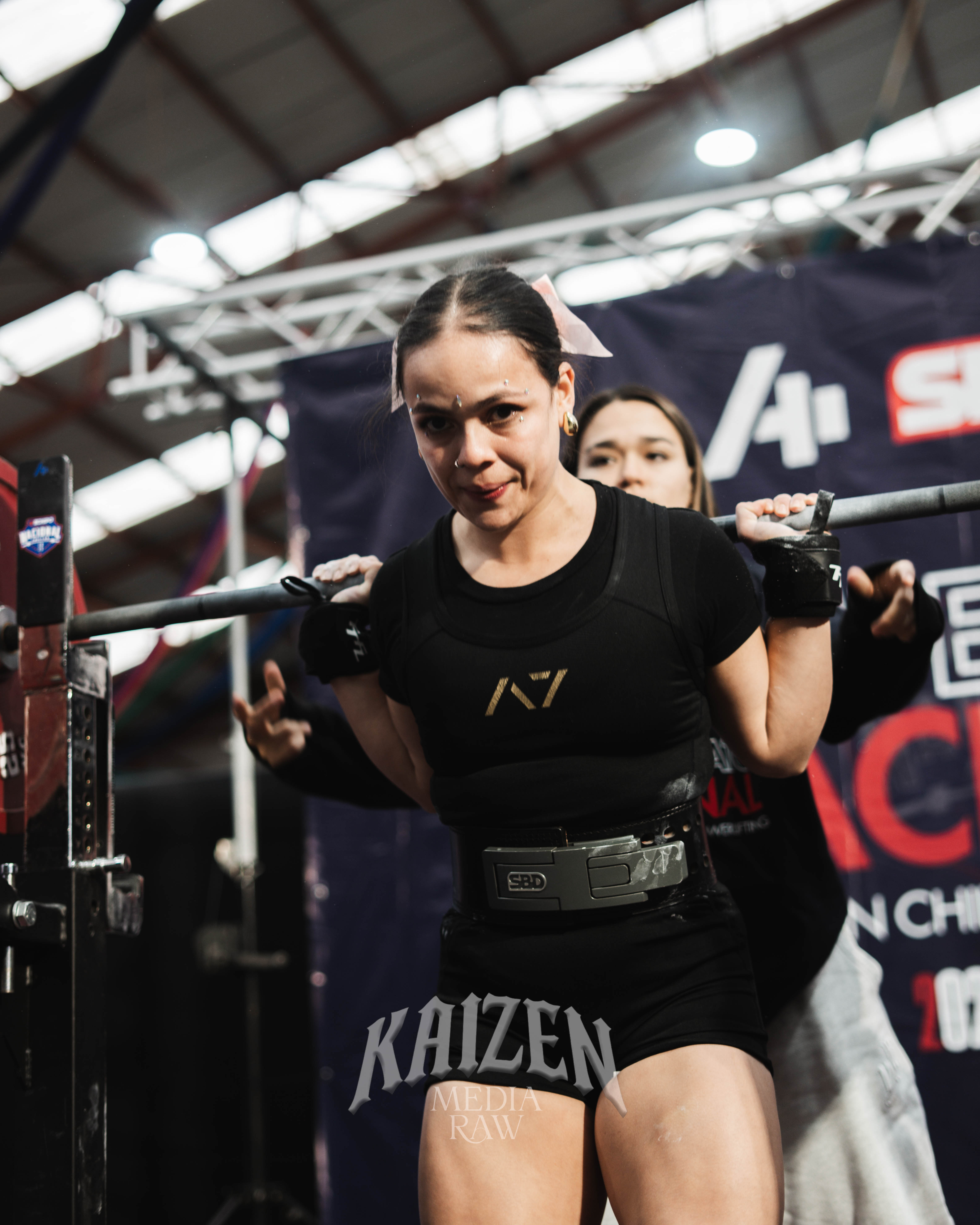 Coche de la marca Derco en un camino de tierra